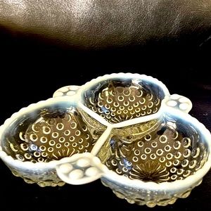 𝓋𝒾𝓃𝓉𝒶ℊℯ Anchor Hocking opalescent hobnail clover dish
